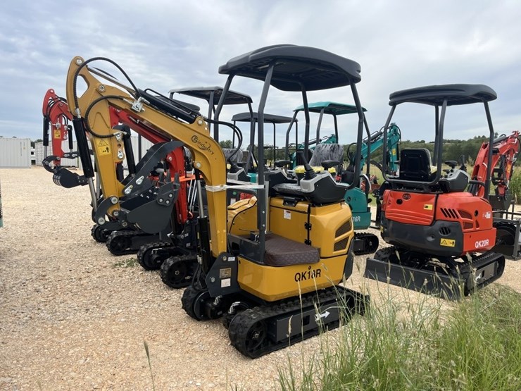 cfg-qk18r-mini-excavator-image-1
