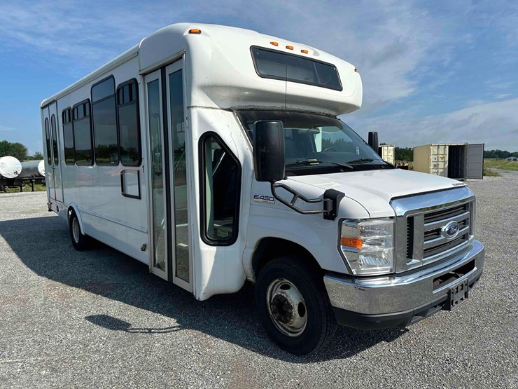2017-ford-e450-image-3