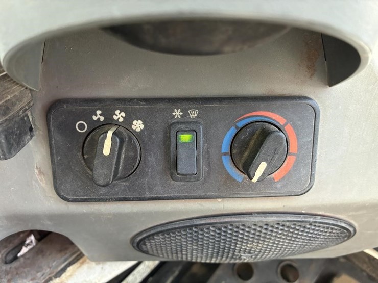2018-bobcat-t740-image-15
