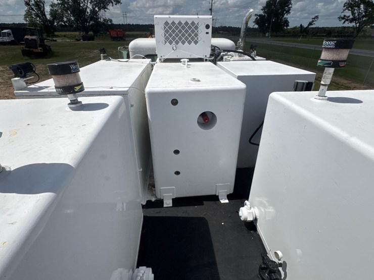 2007-peterbilt-pb335-lube-truck-image-16