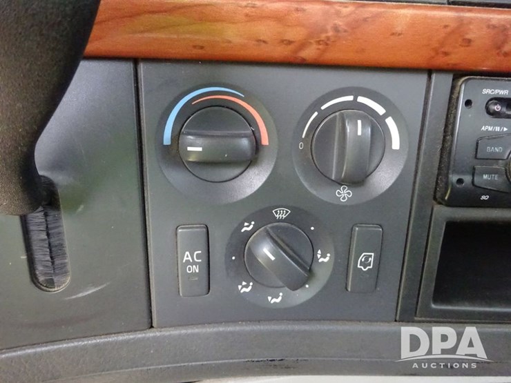 2005-volvo-10-image-77
