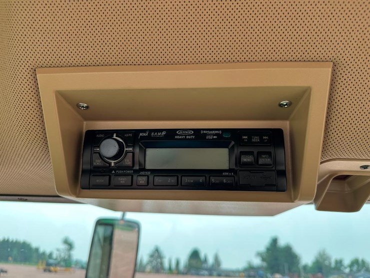 john-deere-8210-image-68