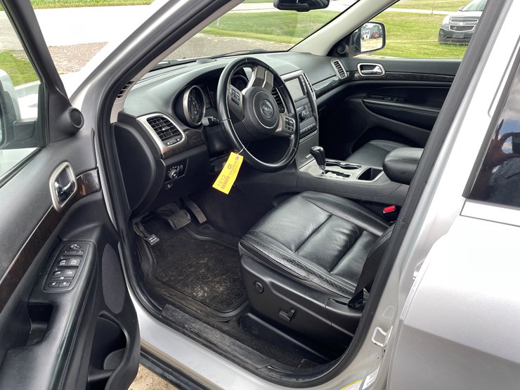 2011-jeep-grand-cherokee-laredo-image-13