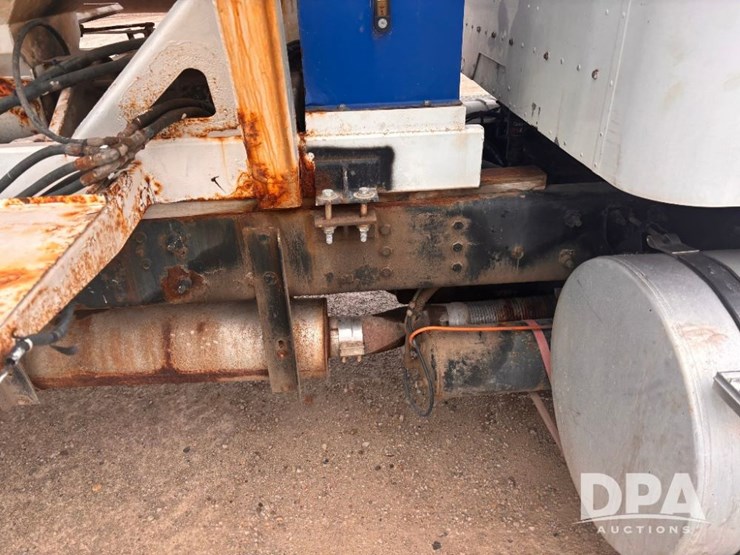 2004-caterpillar-10-image-55