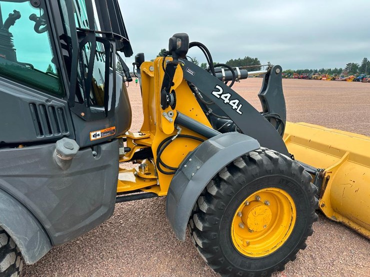 2019-deere-244l-image-34