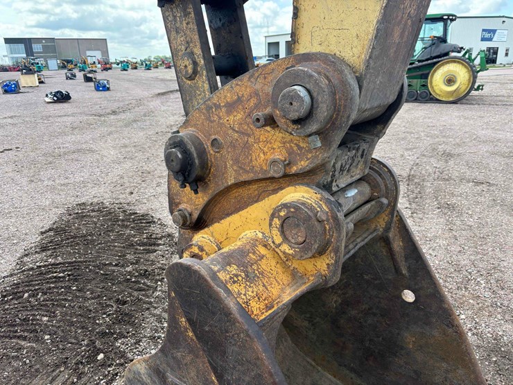 caterpillar-322cl-image-12
