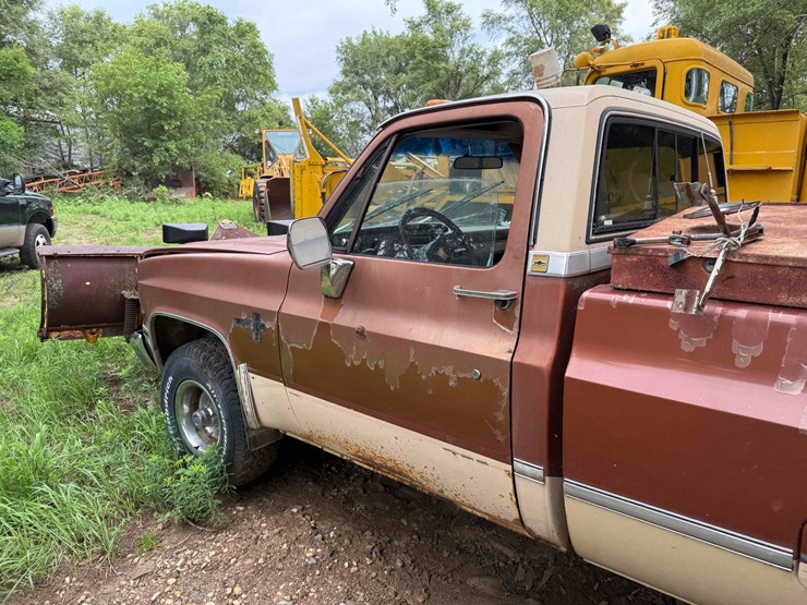 1983-chevy-silverado-10-snowplow-pickup-image-4