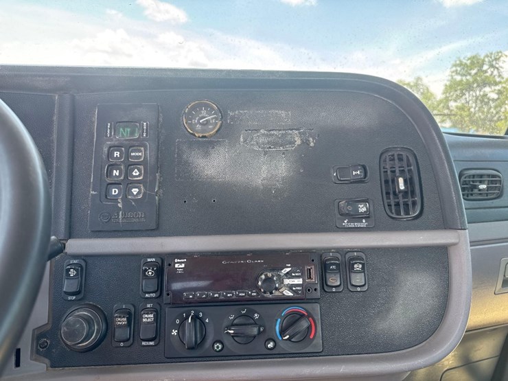 2015-peterbilt-class-8-cement-mixer-truck-image-32