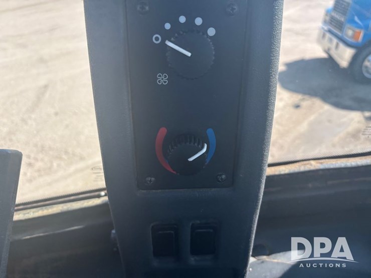 2015-deere-624k-image-65