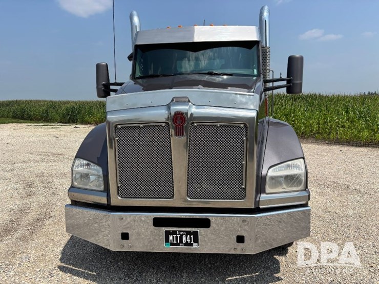 2016-kenworth-t880-image-16