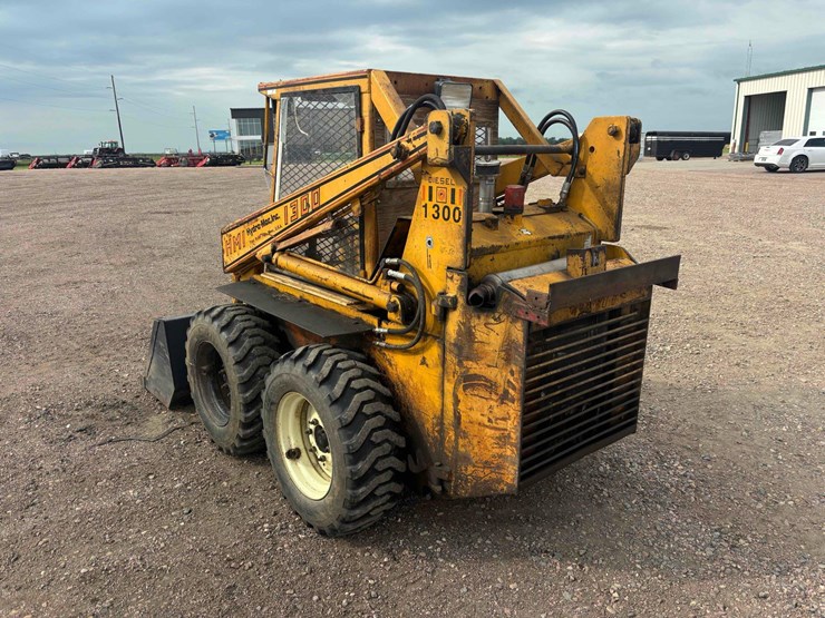 hydra-mac-inc.-1300-skid-steer-image-5