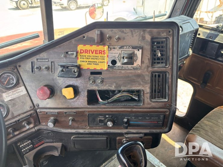 1997-freightliner-fld112-image-77