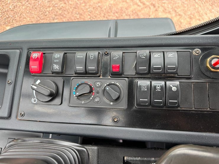 2019-deere-244l-image-56