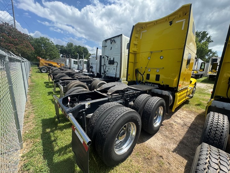 2023-peterbilt-579-image-3