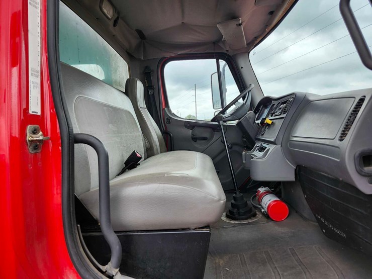 2004-freightliner-m2-chassis-image-13