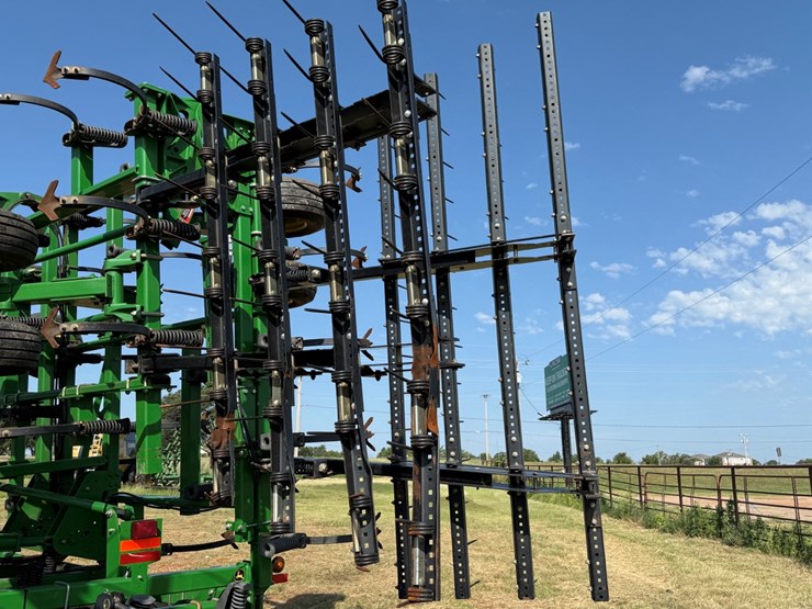 2013-john-deere-2210-image-23