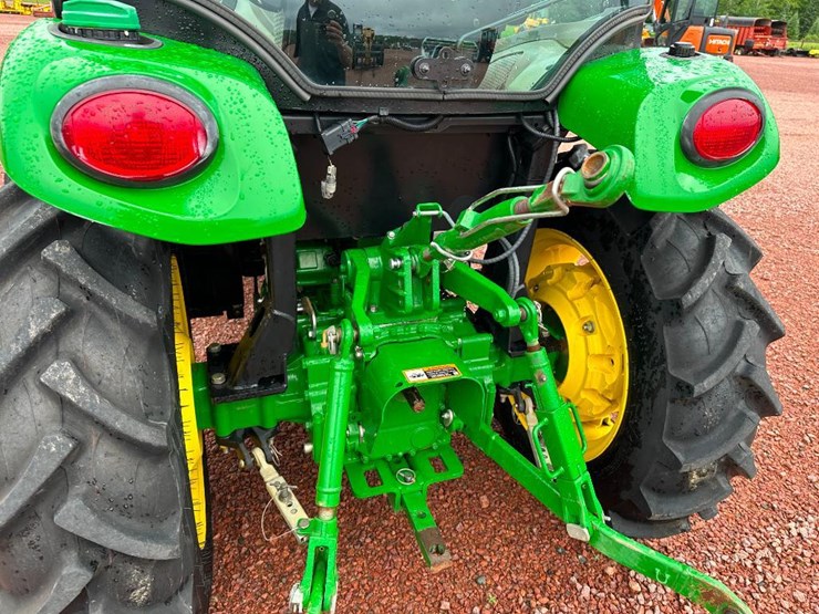 2022-john-deere-3046r-image-34