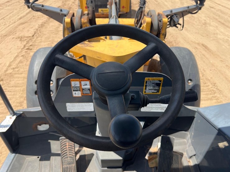 2018-deere-204l-image-31