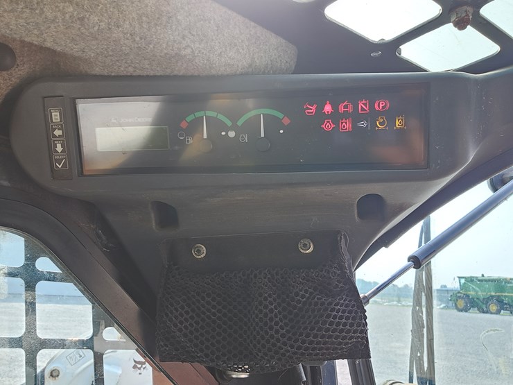 2020-deere-317g-image-11