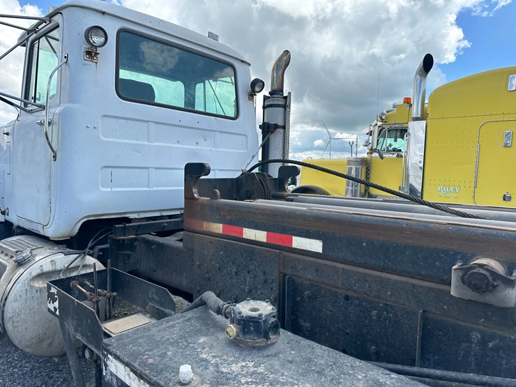 1999-mack-rd688s-image-32