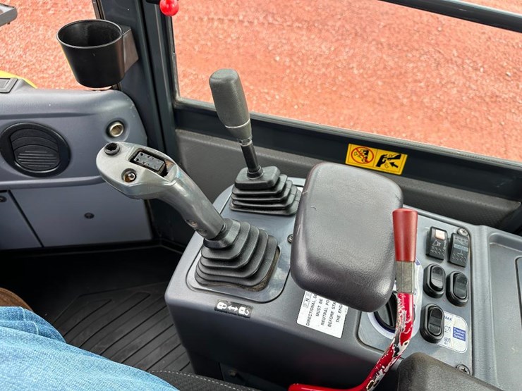 2013-komatsu-wa200pz-6-image-65