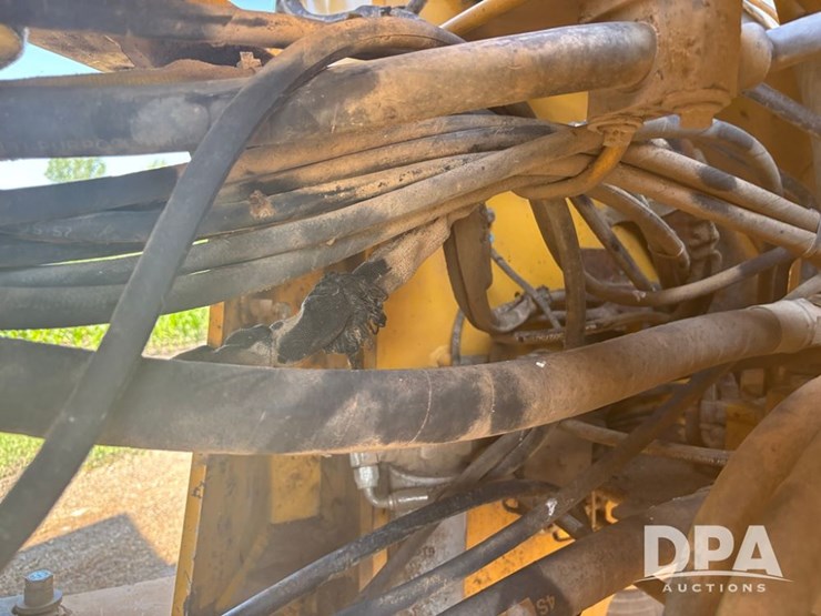 2015-deere-624k-image-48
