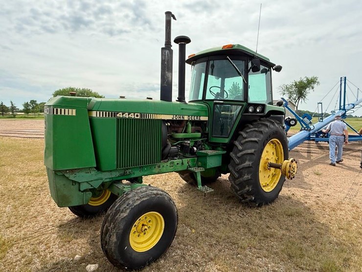 john-deere-4440-image-1