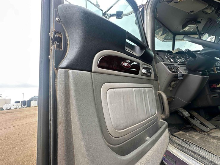 peterbilt-388-image-19
