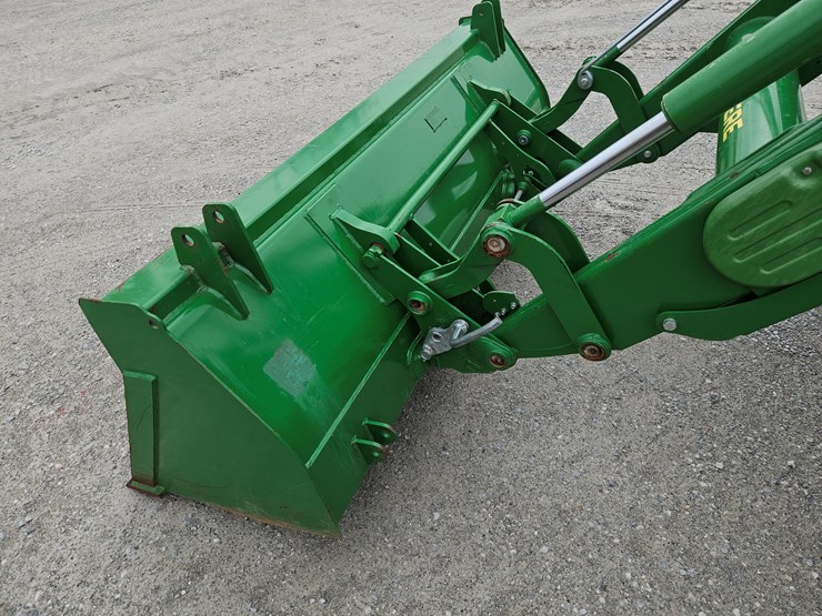 2020-john-deere-6105e-image-24
