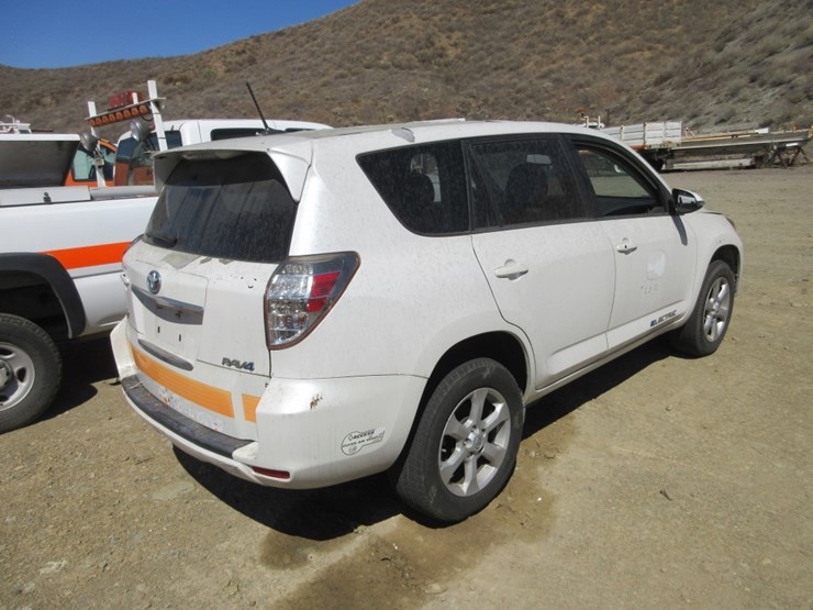 2014-toyota-rav4-image-2