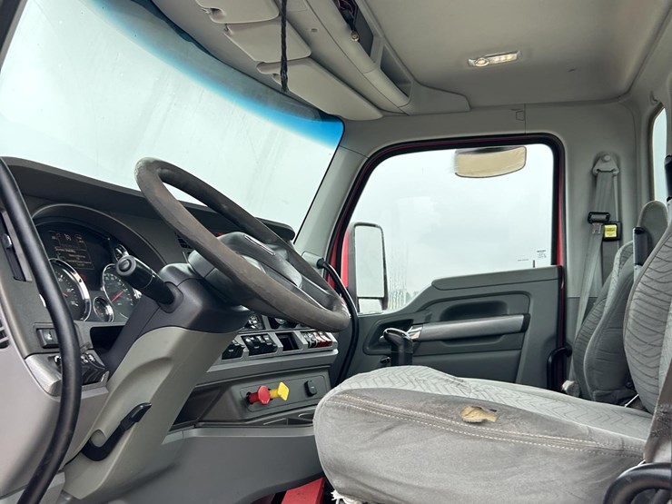 2016-kenworth-t880-image-12