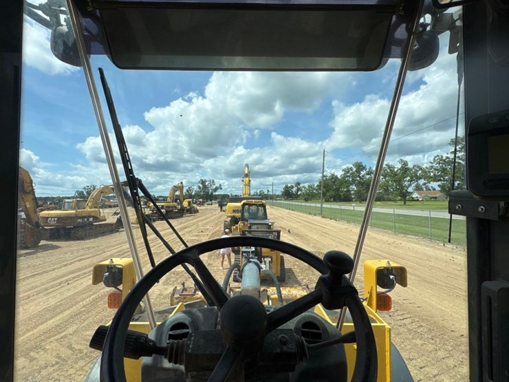 2017-deere-624k-image-17