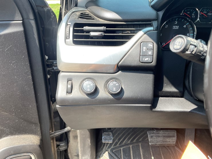 2015-chevrolet-suburban-image-21