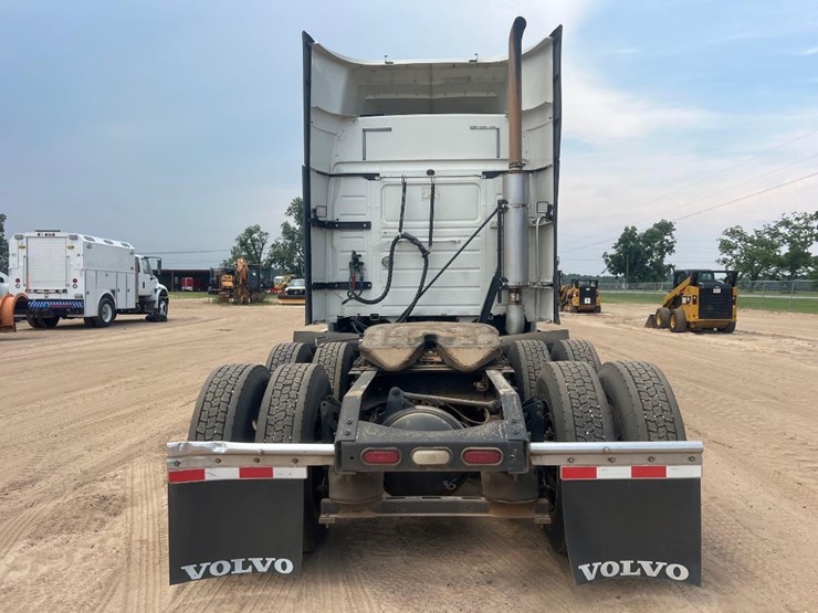 2012-volvo-dbl-sleeper-road-tractor-image-3