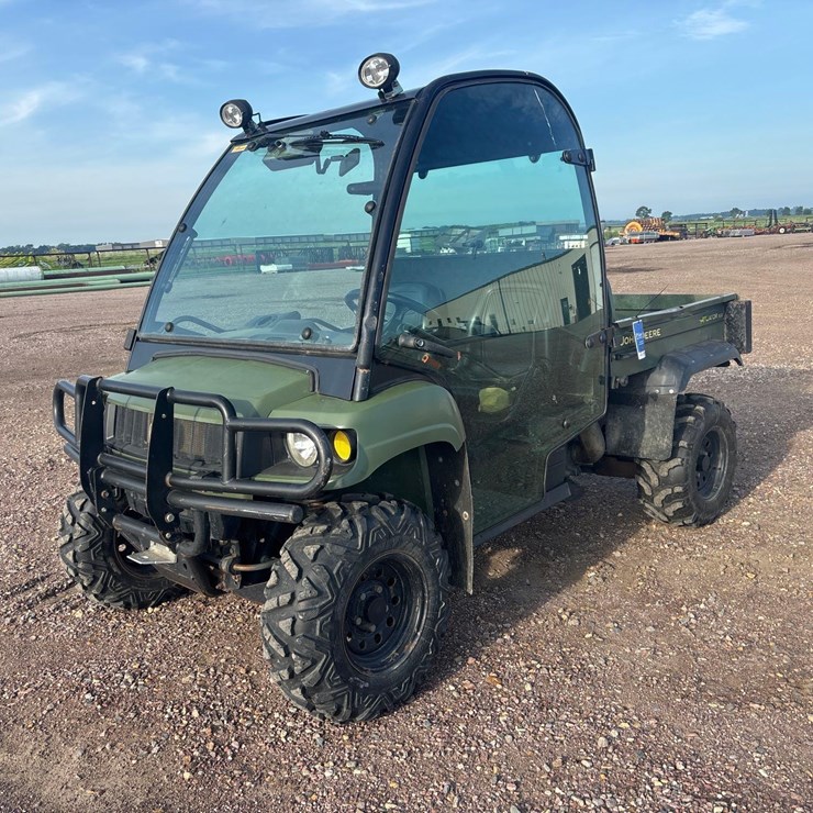 JOHN DEERE GATOR