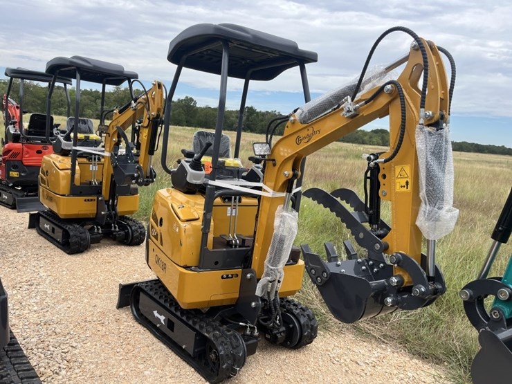 cfg-qk18r-mini-excavator-image-1