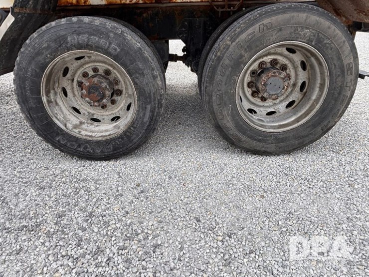 2000-peterbilt-379-image-39