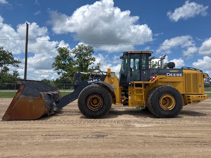 2015-deere-744k-image-1