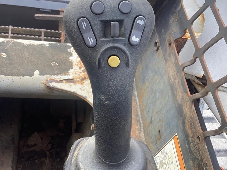 2004-bobcat-t300-image-17