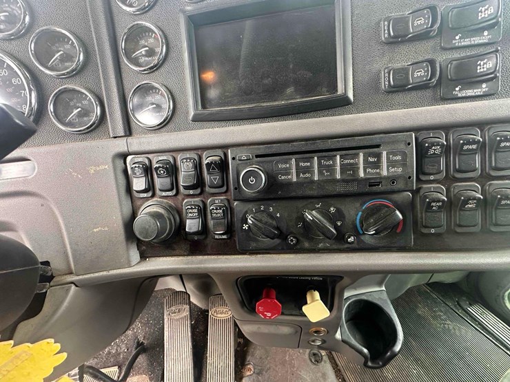 peterbilt-388-image-24