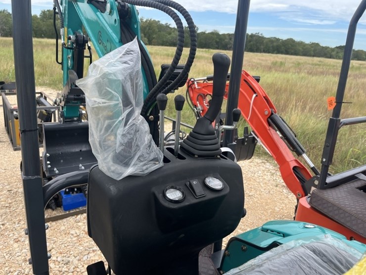 cfg-qk16r-mini-excavator-image-7
