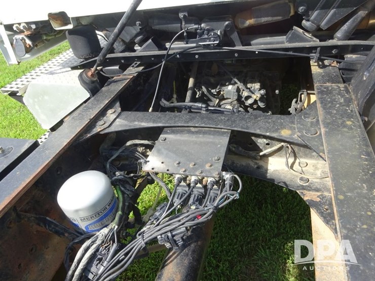2005-volvo-10-image-52