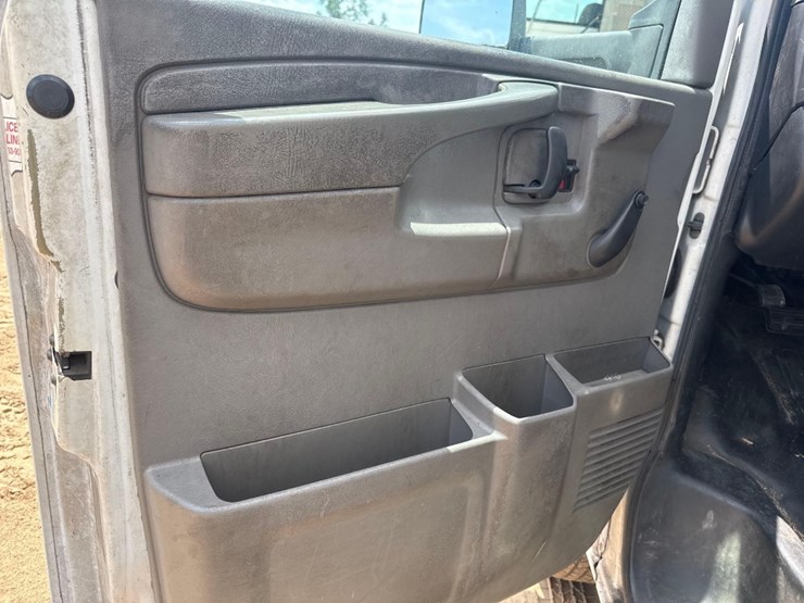 2012-gmc-savana-box-truck-image-17