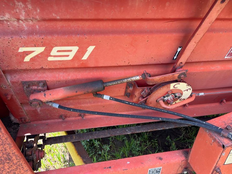 new-holland-791-image-6