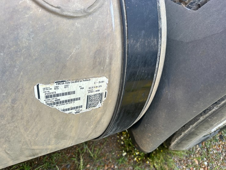 2013-volvo-10-image-50