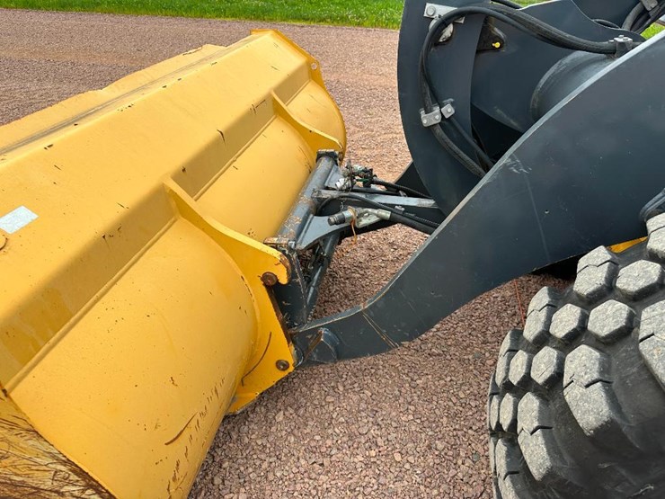 2019-deere-244l-image-30