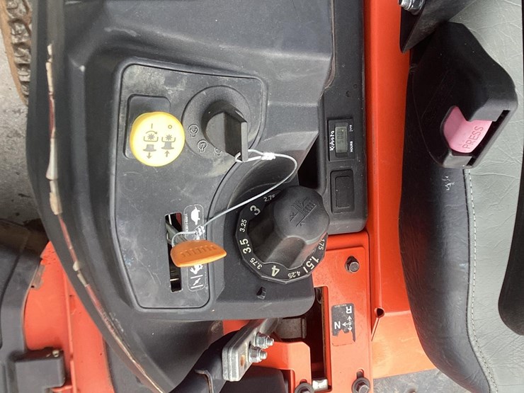 2015-kubota-z122e-image-11