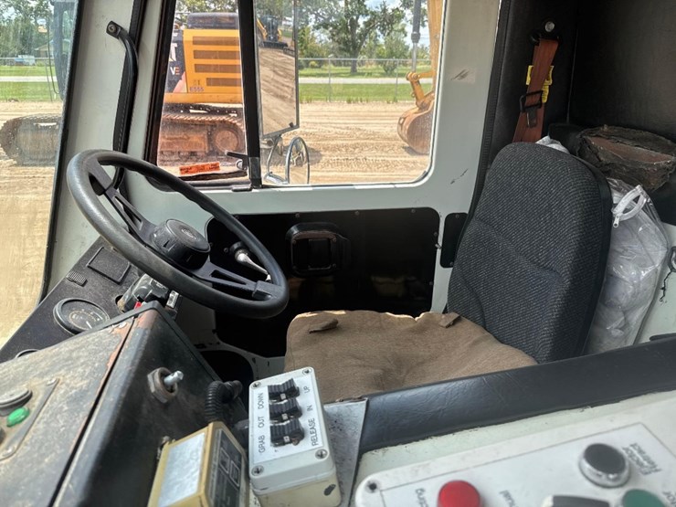 2015-mack-leu633-image-29
