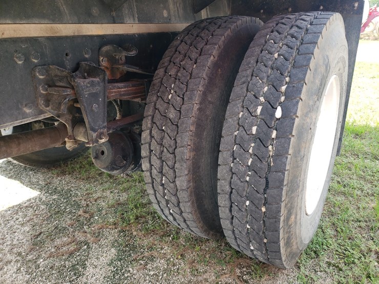 2002-freightliner-fl70-image-9