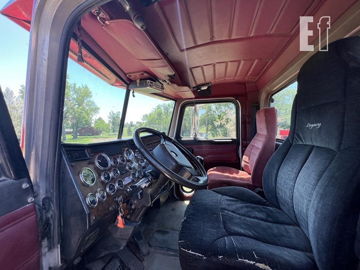 1998-peterbilt-385-image-17